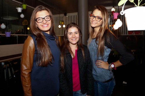 Anna Laura Lucca Koenig, Rafaella Castillo e Carolina Tavares Rech desfilam na festa na Casa NTX. (Foto: Lenara Petenuzzo/especial)