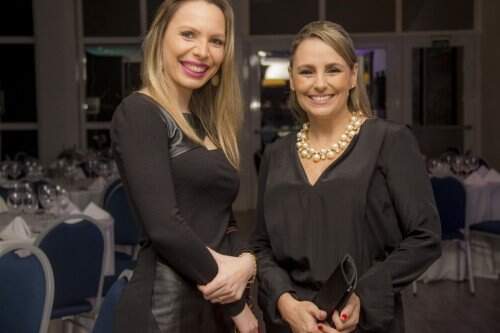 Luciana Eick e Renata Lima Nichele na recente cerimônia em que Arthur Maria Ferreira passou a liderança do Instituto de Estudos Tributários – IET à Rafael Nichele. Muitos nomes conhecidos prestigiaram a ocasião no Hotel Laghetto Porto Alegre. (Foto: Gisele Mansur/divulgação)