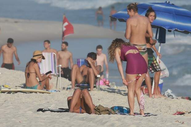 Rita foi flagrada tirando a peça íntima. (Foto: Reprodução)