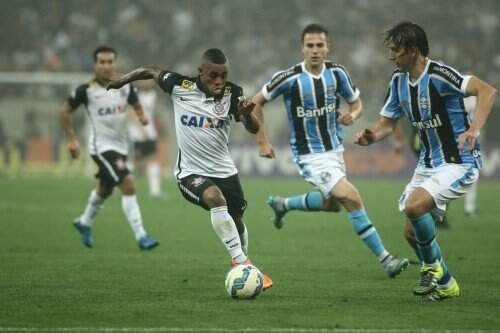 Zaga gremista falhou e cedeu o empate ao Timão. (Foto: André Lucas Almeida/Futura Press)