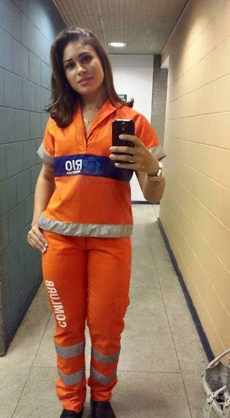 Rita com seu uniforme de trabalho. (Crédito: Reprodução)
