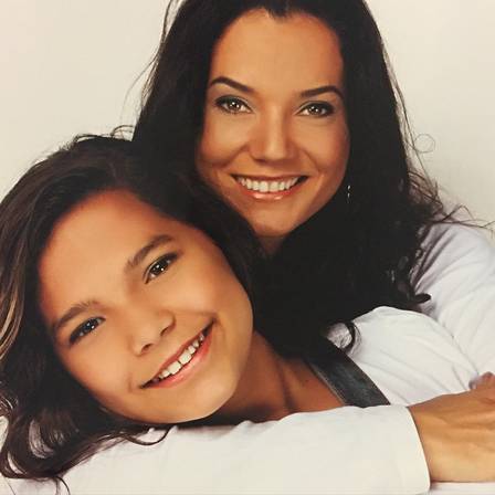 Monica Carvalho e a filha, Yaclara, de 11 anos. (Foto: Reprodução) 
