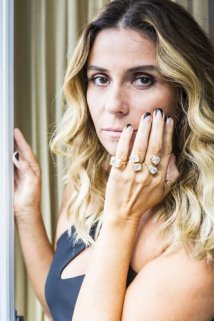 Visual da personagem é pura tendência, desde as unhas. (Foto: Reprodução)