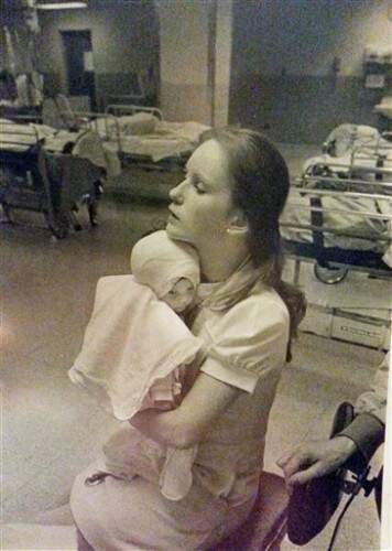 Foto de 1977 mostra a enfermeira Susan, então com 21 anos, segurando Amanda. (Foto: Reprodução)