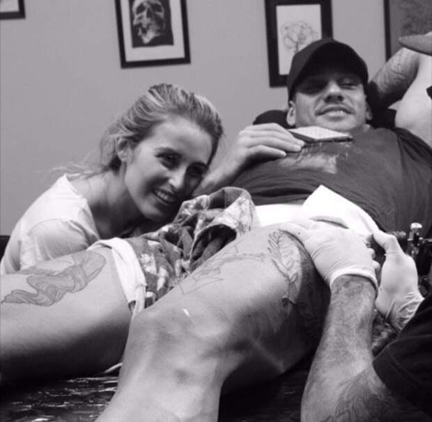 O cantor sertanejo foi terminar um desenho na coxa esquerda e Lorena estava lá, atenta a cada traço do tatuador. (Foto: Reprodução)