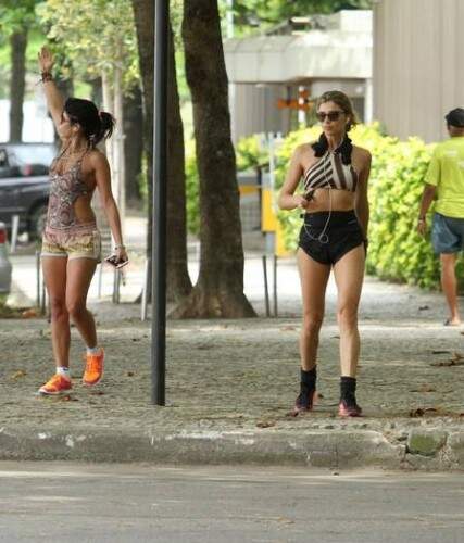A loira estava acompanhada da amiga Anna Lima. (Foto: Reprodução)