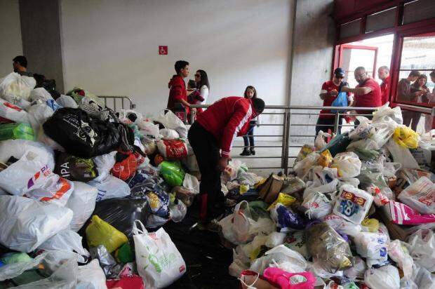 Colorados arrecadaram 10 mil itens nesta segunda-feira. (Foto: Ricardo Duarte/Inter)