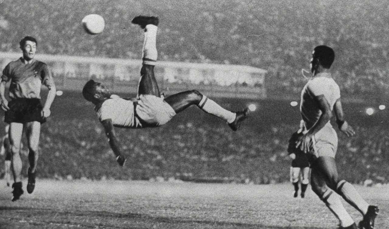 Alteza nas alturas dando uma bicicleta perfeita em amistoso da Seleção no Maracanã diante da Bélgica em 1965. (Foto: Alberto Ferreira/AJB)