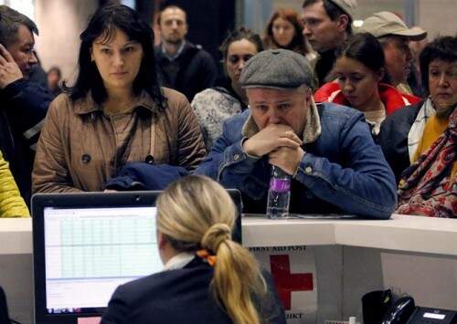 Familiares buscam informações sobre a queda do avião, no aeroporto de São Petersburgo. (Foto: Reprodução)
