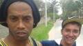 Após acidente, Ronaldinho tirou fotos com fãs. (Foto: Reprodução)
