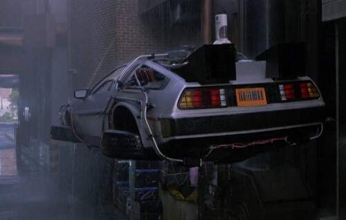 DeLorean do doutor Emmett Brown pousa na Hill Valley de 2015. (Foto: Reprodução)