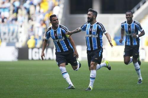 Douglas (no meio) abriu o placar na Arena. (Foto: Lucas Uebel/Grêmio)