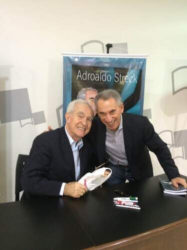Adroaldo Streck recebeu Lauro Quadros no encontro da Livraria Saraiva do Praia de Belas Shopping. (Foto: Rudimar Bernardes/divulgação)