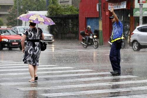 Agentes da EPTC orientam a circulação nos pontos mais críticos de Porto Alegre (Foto: Vanessa Silva/Divulgação/PMPA)