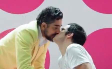 Melamed dá um beijão em Matheus Solano. (Foto: Reprodução)