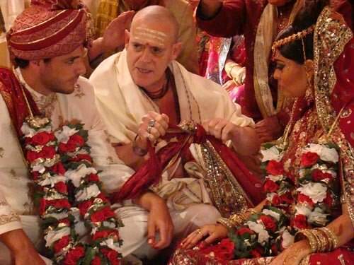 Cenas do casamento de Maya e Raj. (Foto: Reprodução)