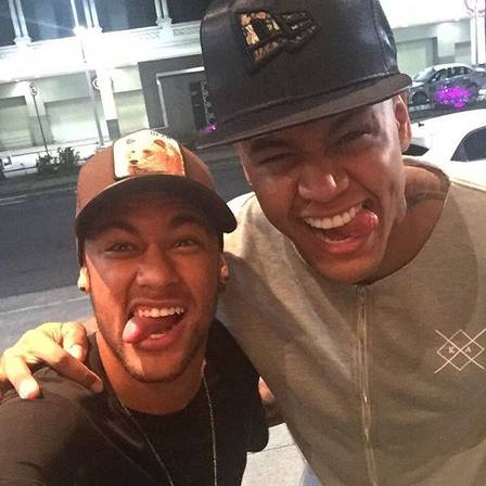 Neymar com o cantor Leo Santana. (Crédito: Reprodução)