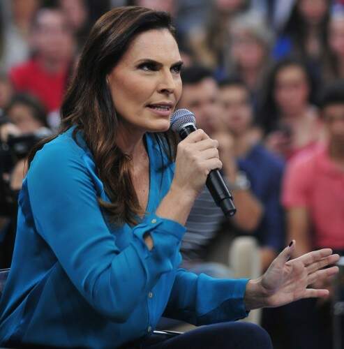 Laura Muller responde a perguntas da plateia no programa "Altas Horas". (Foto: Divulgação)