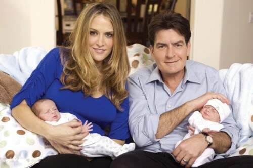 Brooke Mueller, mãe dos filhos caçulas de Charlie Sheen, revelou que está livre do HIV. (Foto: Reprodução)