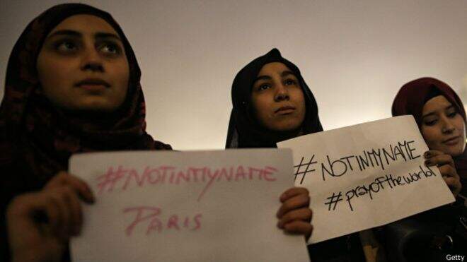 Jovens muçulmanas de Turim, na Itália, protestaram contra ataques em Paris. (Foto: Getty Images)