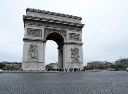 Arco do Triunfo, normalmente um dos locais de maior movimento da cidade, quase vazio. (Foto: Reprodução)