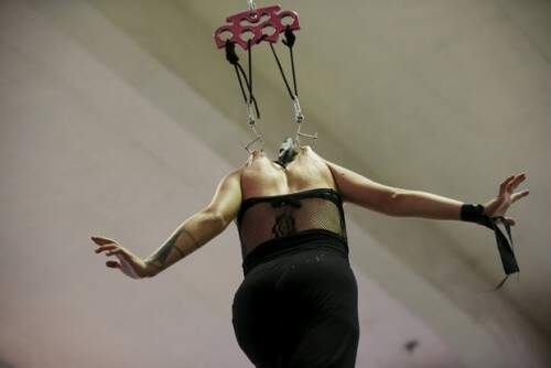 Mulher também encarou a dolorosa forma de exibição. (Foto: Reprodução)
