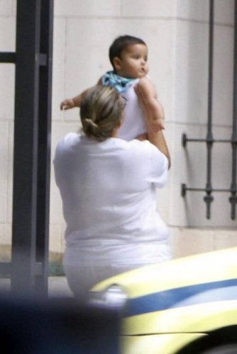 Anna foi paparicada pela babá. (Foto: Reprodução)