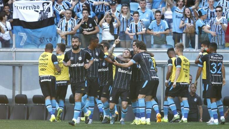 Jogadores tricolores comemoram o gol de Everton (C, com o dedo apontado para cima), o primeiro do Grêmio na partida. (Foto: Lucas Uebel/Grêmio)