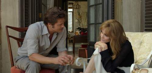Brad Pitt e Angelina Jolie em cena de "À Beira Mar". (Foto: Reprodução)
