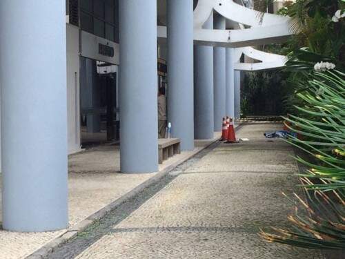 Ele foi encontrado em frente ao prédio onde mora, em Copacabana. (Foto: Reprodução)