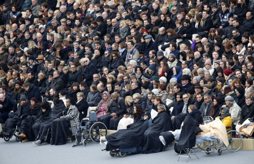 Pessoas feridas nos ataques participam de homenagem aos mortos (Foto: François Mori/AP) 