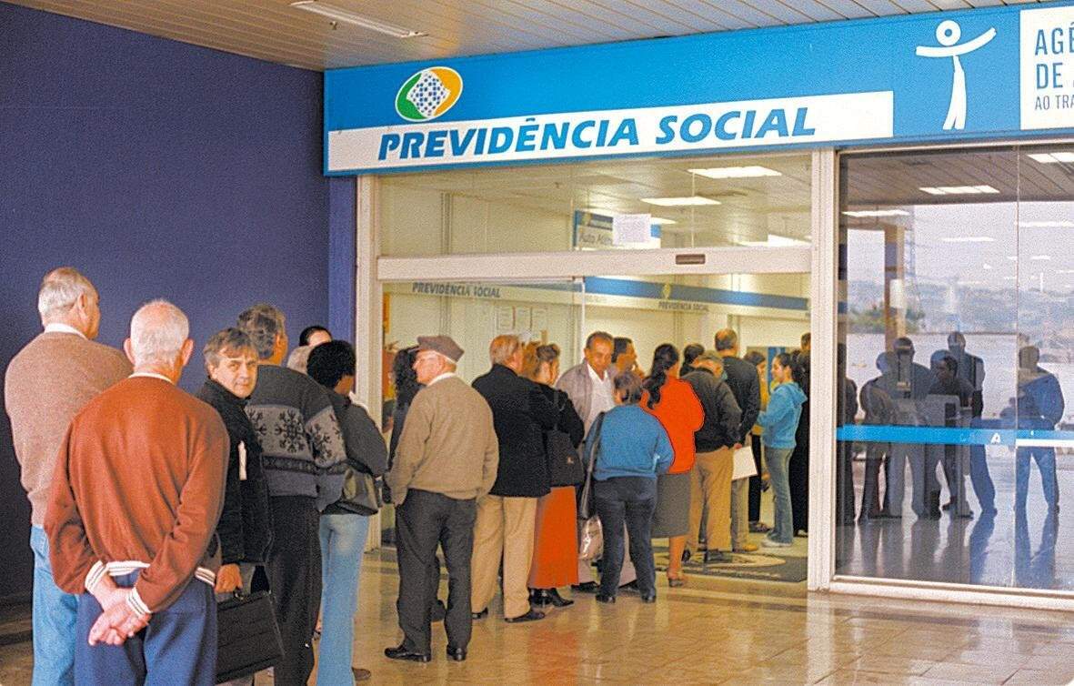 Resultado de imagem para fotos velhinhos aposentados em frente o inss