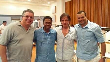 A partir da esquerda: o  diretor Boninho, Paulinho da Costa, Roberto e o relações públicas Rodrigo Dias (Foto: Reprodução) 