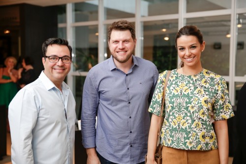 Lídia Maciel com Marcelo Gonçalves e Renato Ferrari. (Foto: Vini Dalla Rosa/divulgação)