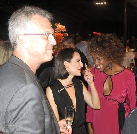 Pedro Bial com a mulher, Maria Prata (C) , que faz consultoria de moda à novela, e Vanessa. (Foto: Reprodução)