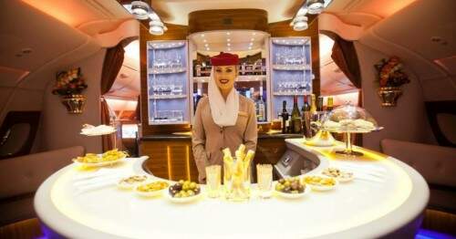 Lounge bar que a Emirates considera um "espaço de socialização". (Foto: Reprodução)