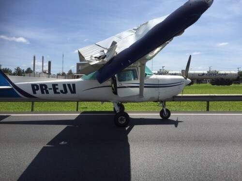 Monomotor pousou na rodovia dos Bandeirantes, na região de Jundiaí. (Foto: Reprodução) 