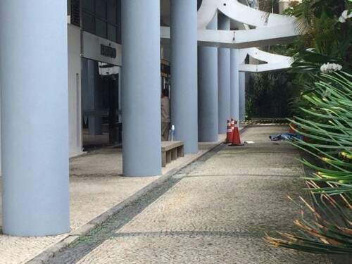 Ele foi encontrado em frente ao prédio onde mora, em Copacabana. (Foto: Reprodução)