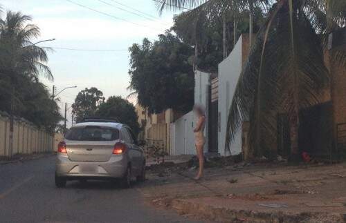 Prostituta sendo abordada por cliente na "região dos motéis", em Goiânia. (Foto: Reprodução) 