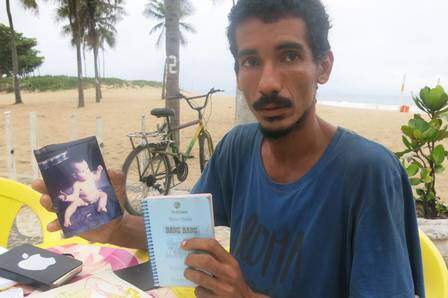 Catador encontra memórias da atriz Betty Lago no lixo.(Foto: Reprodução) 
