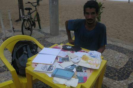 Catador mostra os objetos encontrados em rua do Leblon, no Rio. (Foto: Reprodução) 