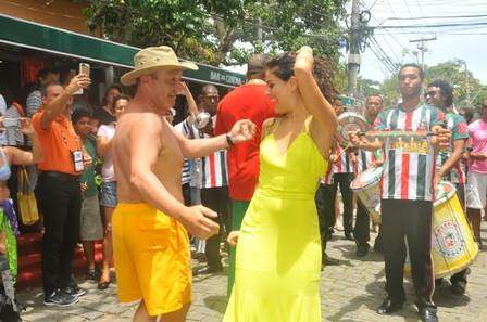 Paloma Bernardi chama o gringo para sambar. (Foto: Reprodução)