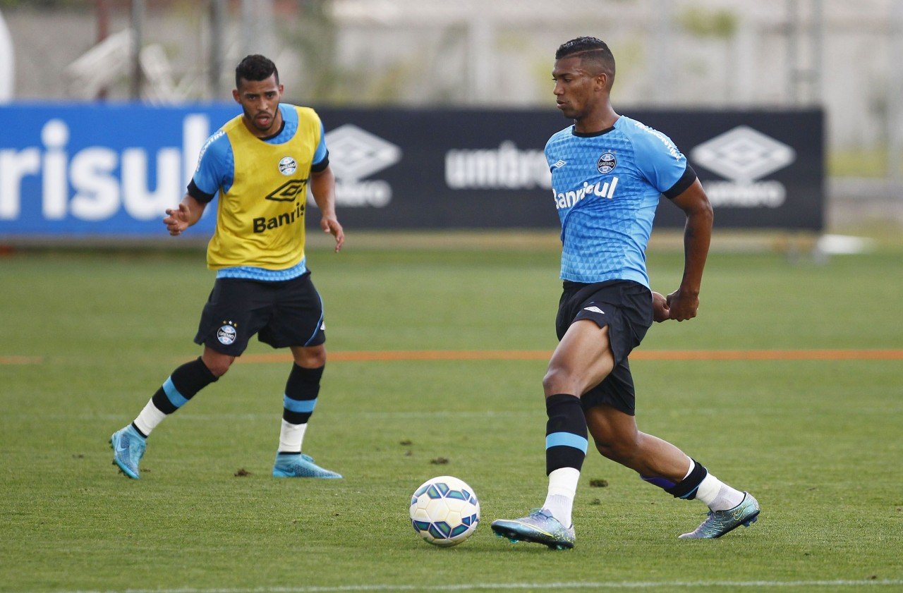 Walace (D) cumpriu suspensão automática e está disponível para jogo na Ilha do Retiro. (Foto: Lucas Uebel/Grêmio)