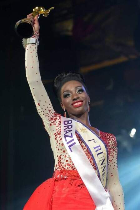 Valesca levanta o troféu de segundo lugar. (Crédito: Reprodução)
