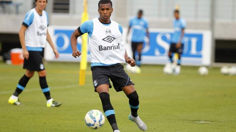 Zagueiro sentiu lesão no pé e foi liberado para tratamento no Equador. Permanência para 2016 é incerta. (Foto: Lucas Uebel/Grêmio)
