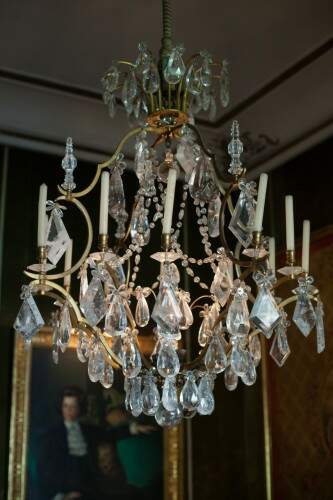 Lustre de cristal por 50 mil reais está entre os itens vendidos. (Foto: Reprodução)