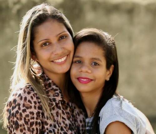 Jéssica recebe o carinho da mãe, Érica. (Foto: Reprodução)