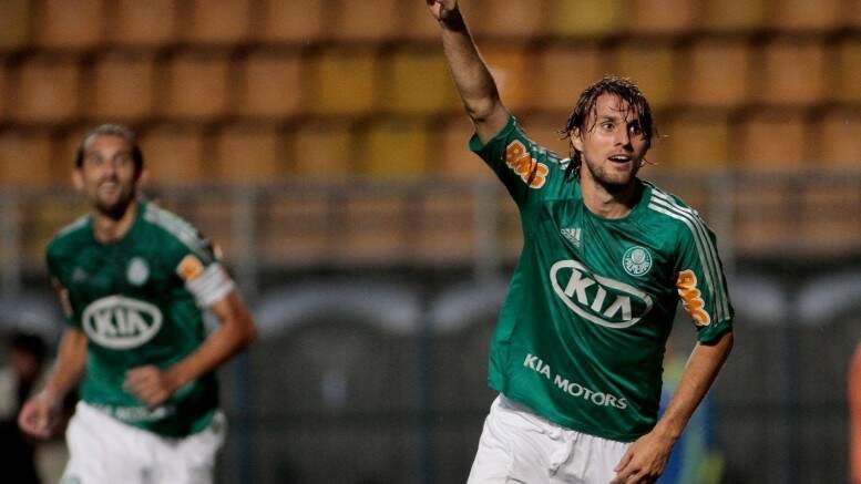 Grêmio ainda tenta trazer zagueiro ex-Palmeiras. (Foto: Rodrigo Coca/Fotoarena/Folhapress)