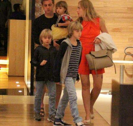 Luciano Huck com Angélica e os filhos. (Foto: Reprodução)