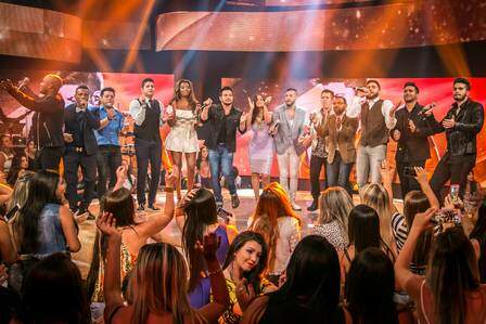 Artistas prestam homenagem a Cristiano Araújo no “Caldeirão de Ouro”. (Foto: Reprodução)